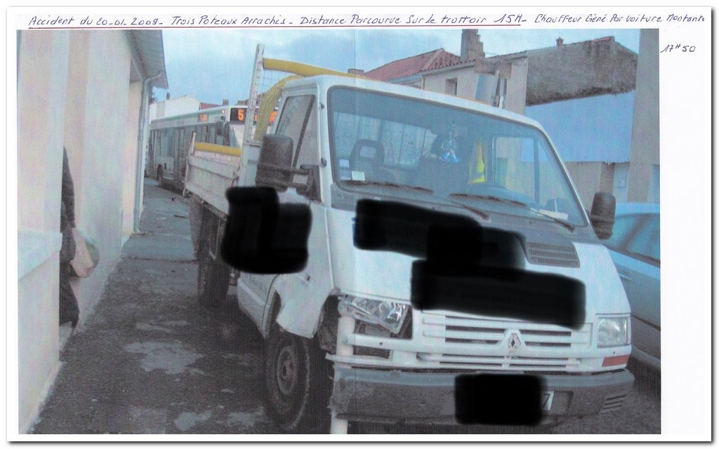 Camion immobilisé sur le trottoir de la rue Marius-Lacroix après un accident, un bus à l'arrêt en arrière-plan