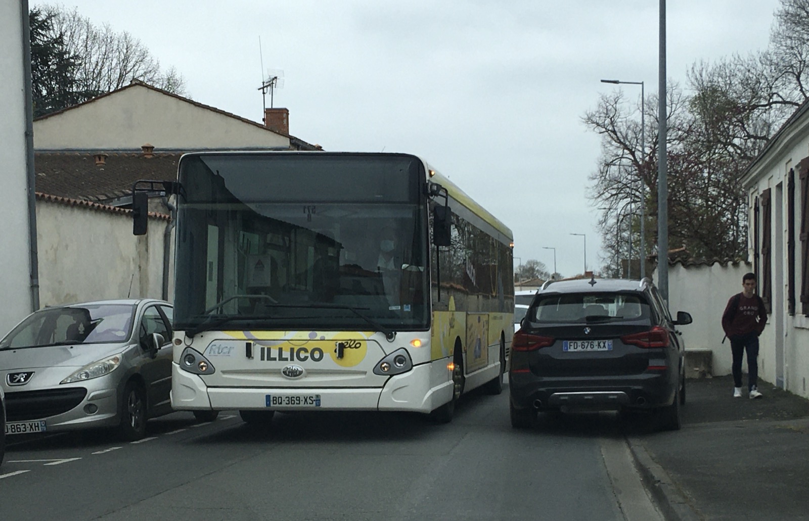 Bus du réseau Yélo et voiture sur la chaussée étroite de la rue Marius-Lacroix, entre la rue du Moulin Rouge et l'hôpital