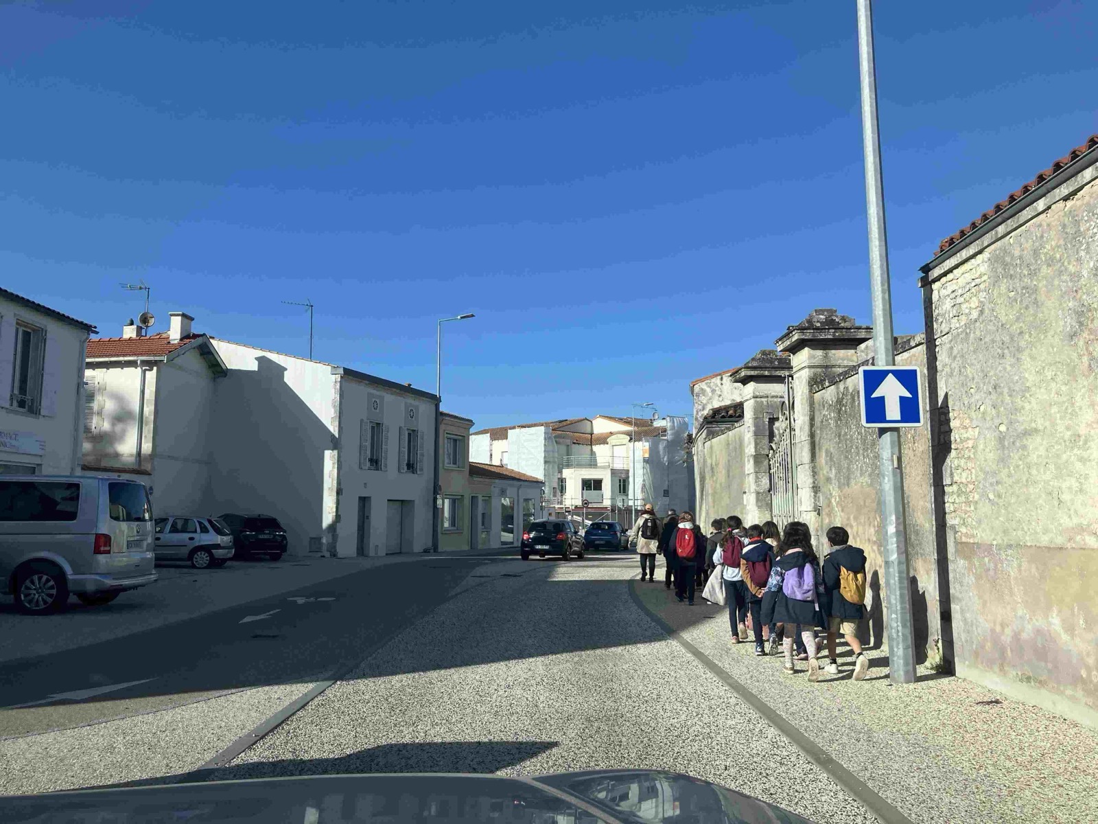 Groupe d'écoliers marchant le long de la section requalifiée de la rue Marius-Lacroix, trottoir dégagé