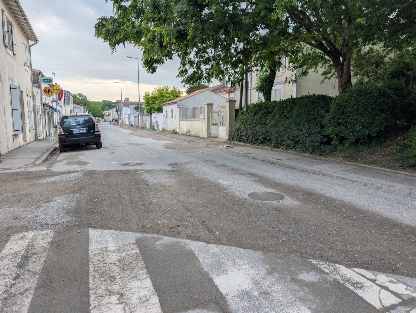 Rue Marius-Lacroix le 30 avril 2026 : passage piéton très usé, peinture défoncée, gravillons sur la voirie