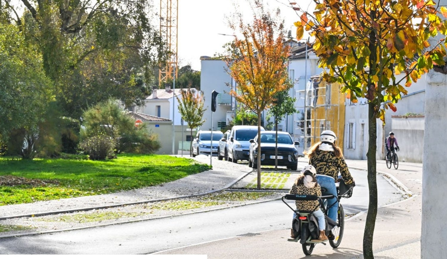 Rue Marius-Lacroix après la phase 1 : sens unique, arbres plantés, cyclistes et cyclomoteur sur la piste cyclable