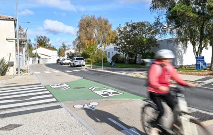 Phase 1 livrée : piste cyclable bidirectionnelle continue, séparée de la chaussée